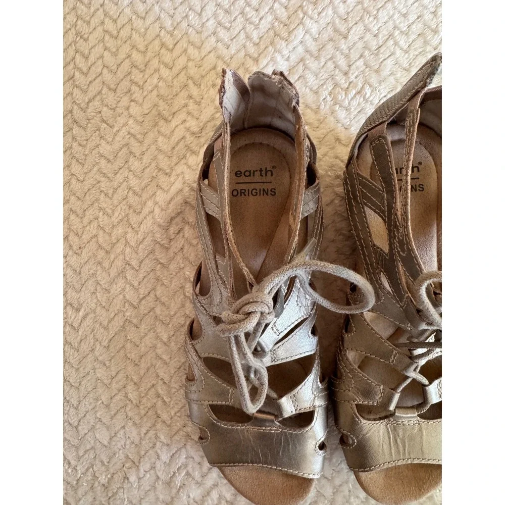Earth Origins Kendra Kamilla Platinum‎ Metallic Gladiator Sandals 7M 2020S